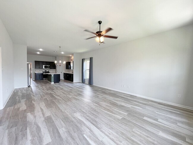 Building Photo - 4 Bedroom House in Hunters Trace
