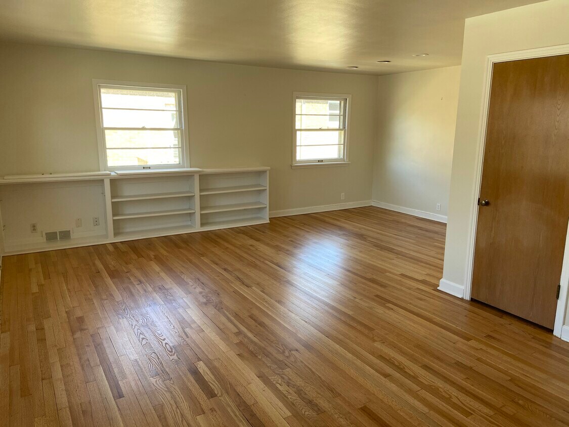 Primary Photo - 4018 N Newhall St