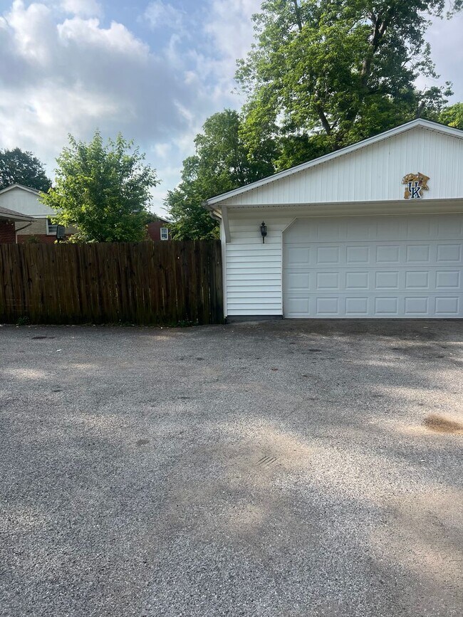 Building Photo - 3 Bed/1.5 Bath House