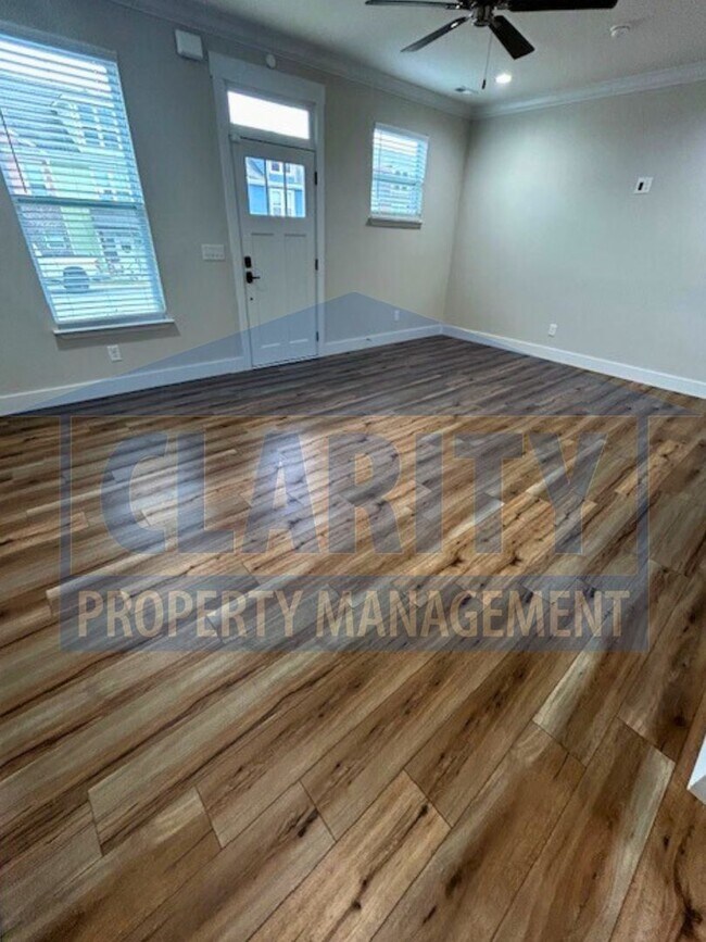 Foto del edificio - Three bedroom townhome w/ garage!