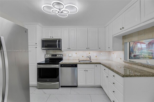 Building Photo - 2851 S Palm Aire Dr
