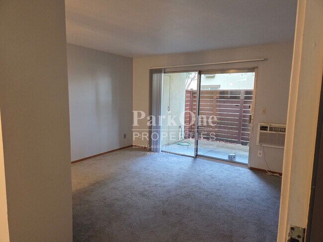 Foto del edificio - Great 1 bedroom ground floor condo.
