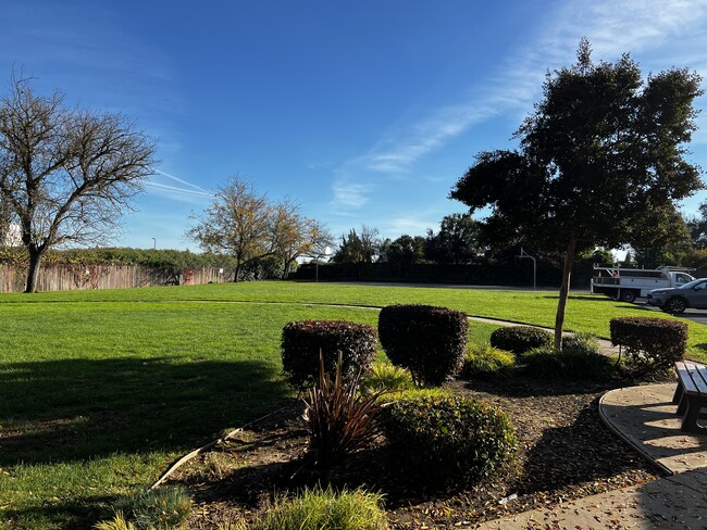 Building Photo - 888 Rutledge Dr