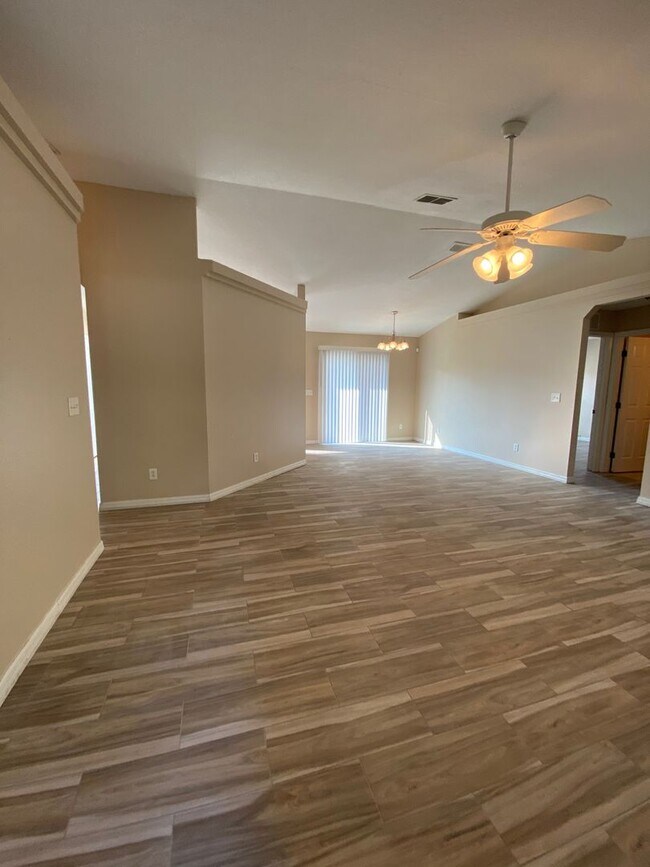 Foto del edificio - SILVER SPRINGS SHORES 3/2/2 - *WON'T LAST*