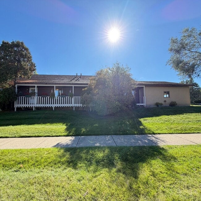 Foto del edificio - Spacious two Bedroom Quad-Level Home for R...