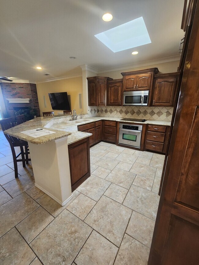 Foto del edificio - 3 bed 2 bath patio home, 3 car garage!