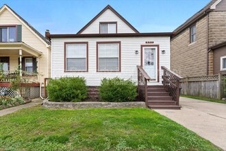 Building Photo - 647 Elm St