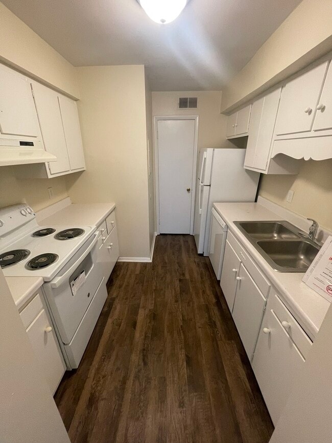 Building Photo - 2BD 1.5BA Townhome!