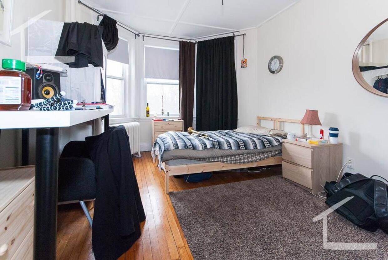 Primary Photo - Charming 1.5 Bedroom-Extra Office space- N...