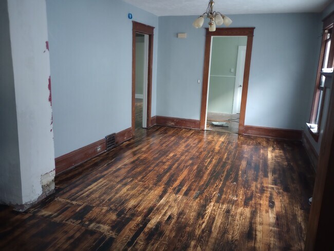 Building Photo - 1352 W 10th St