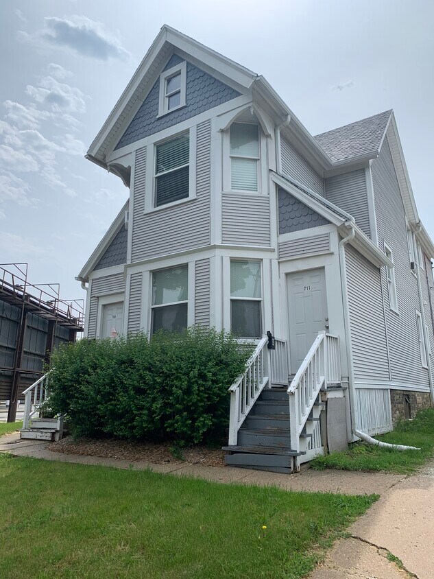 709 N Hawley Rd, Milwaukee, WI 53213 Townhome Rentals in Milwaukee WI