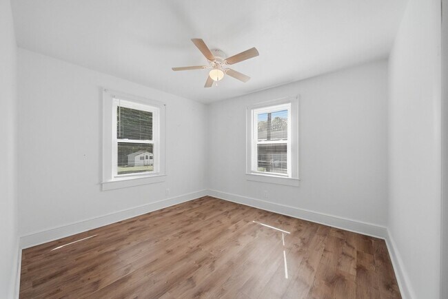 Building Photo - Charming 2BR Ranch with Spacious Yard & Ample Parking