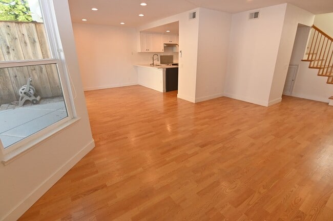 Building Photo - Available now 3/2.5, desireable neighborhood of Capistrano Community.