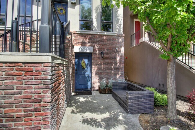 Building Photo - 4 Bed / 3.5 Bath | Crocker Village Brownst...