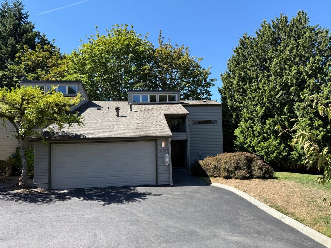 Foto principal - Beautifully Updated Spacious Townhome!