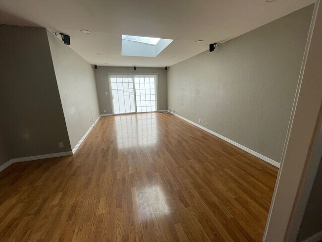 Foto del edificio - Spacious house with Skylights, Hardwood floors, Family room and Gardener
