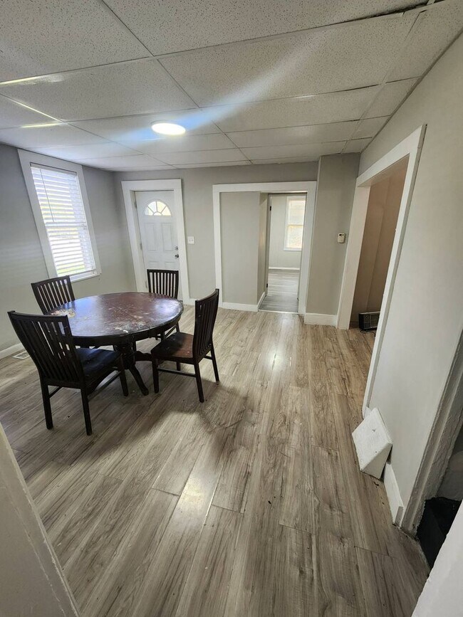 Building Photo - Charming 2-Bedroom Property in Prime Location (SECTION 8 VOUCHERS ACCEPTED)