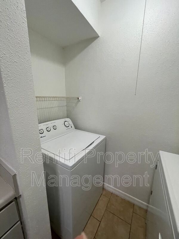 Building Photo - 2835 Winkler Ave