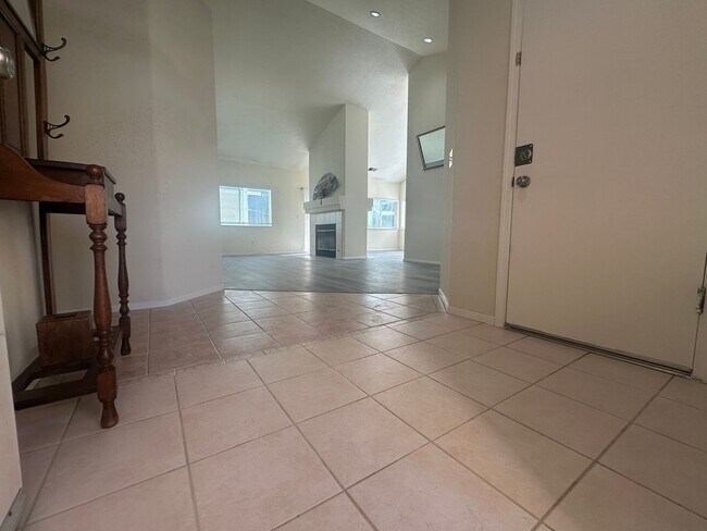 Foto del edificio - Beautifully Updated Single Story 3-Bedroom...