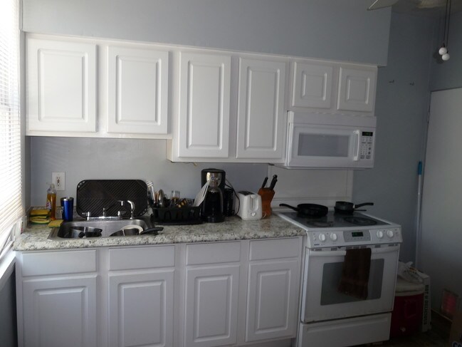 Building Photo - 546 Greenfield Ave