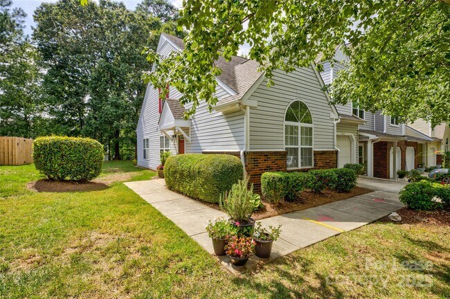Foto del edificio - 9014 Roseton Ln