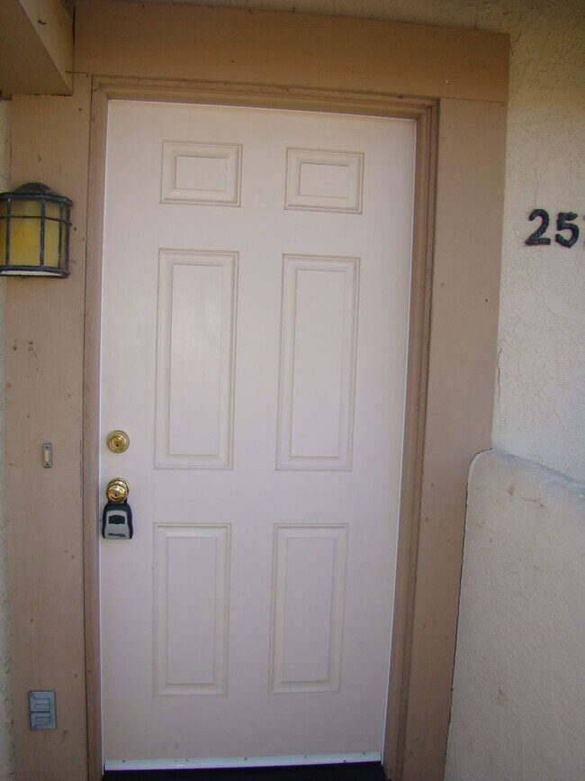 Building Photo - 2b/2ba all upstairs Burton Mesa Condo