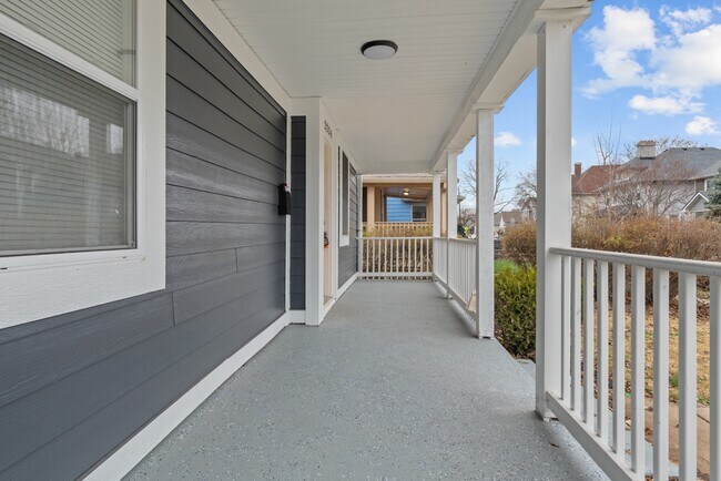 Foto del edificio - 2224 N Kenwood Ave
