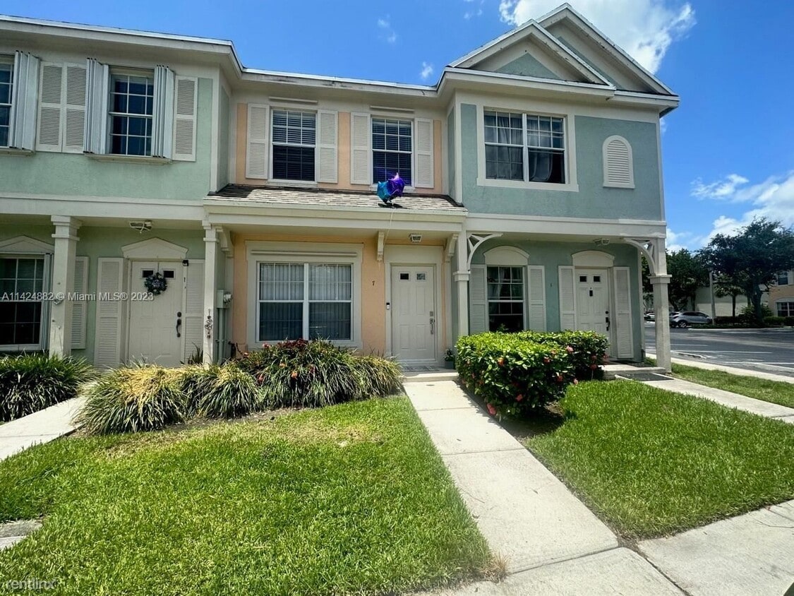 Primary Photo - 2 br, 1.5 bath Townhome - 7 Truman Dr