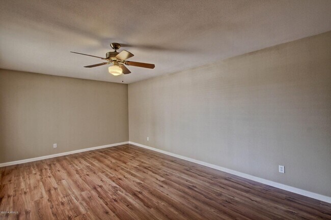 Foto del edificio - 1030 E Manhatton Dr