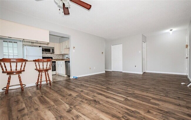 Building Photo - Bright & Spacious Unit with Natural Light
