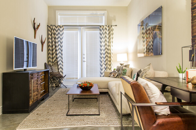 Building Photo - Charming 2 BR Apartment With Great Amenities