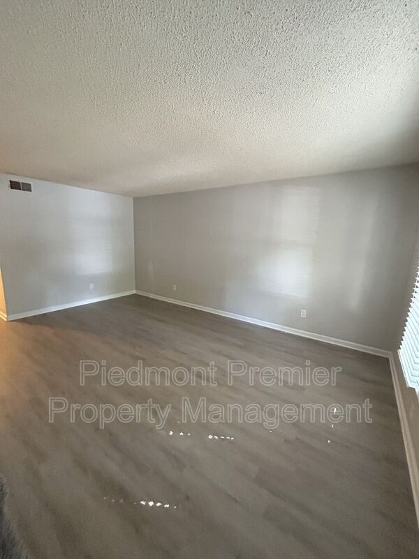 Foto del edificio - 1039 Rock Knoll Ct