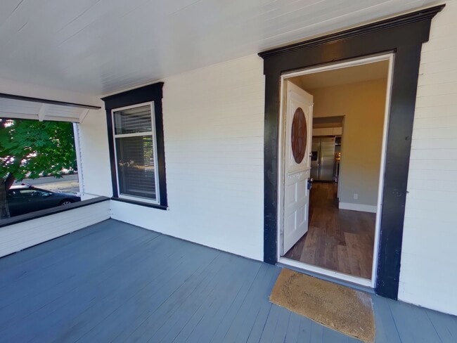 Building Photo - Beautifully Remodeled 5-Bed House