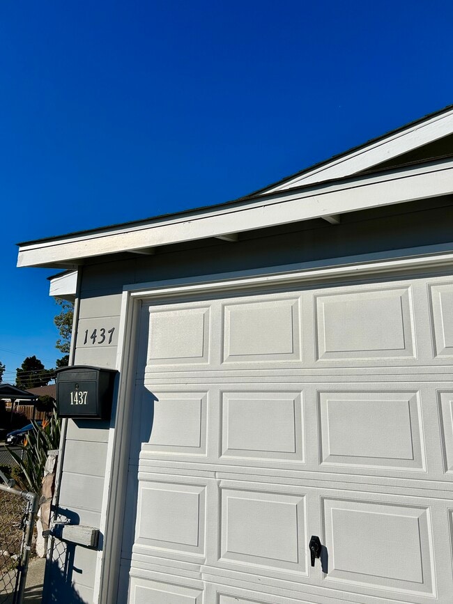 Building Photo - 1437 Dennis Ave