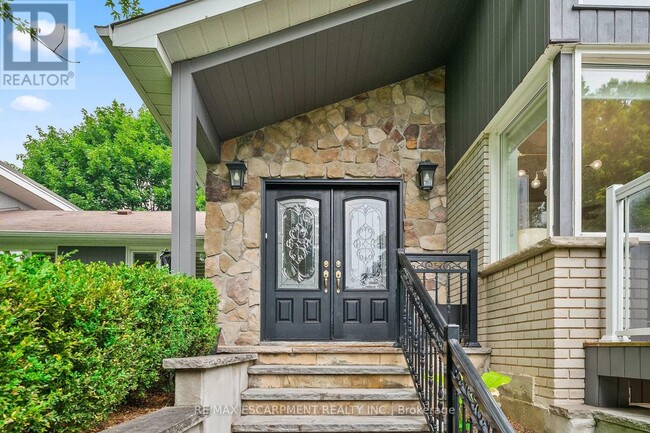 Building Photo - 615 Vanessa Crescent