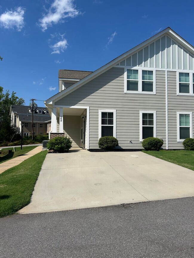 Foto del edificio - Greenville, 3BD/2.5, 1641SF