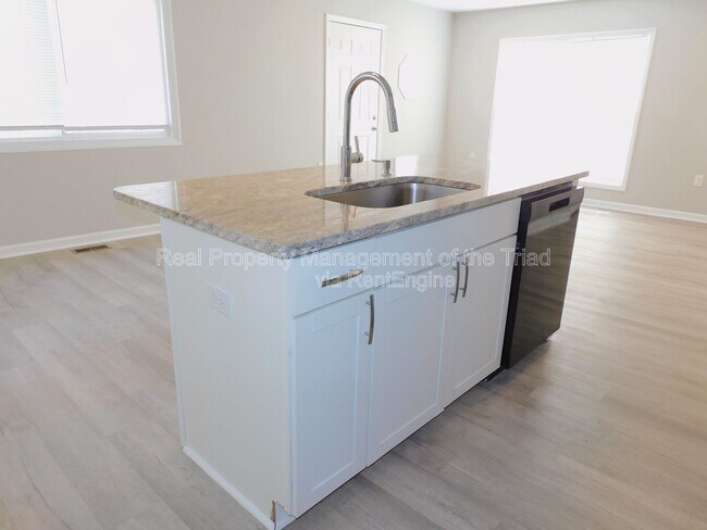 Building Photo - 406 Mason St NE