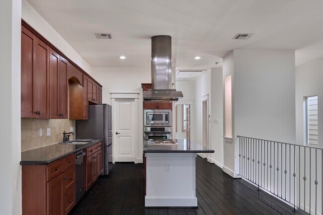 Foto del edificio - 5516 Larkin St