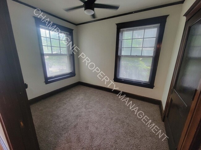 Building Photo - Newly Renovated 2 Bed 1 Bathroom Apartment