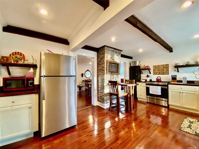 Building Photo - 1975 Youngs Ave