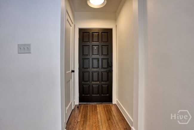 Building Photo - 916 Maupas Ave