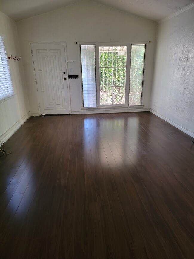 Building Photo - 944 Havenhurst Dr