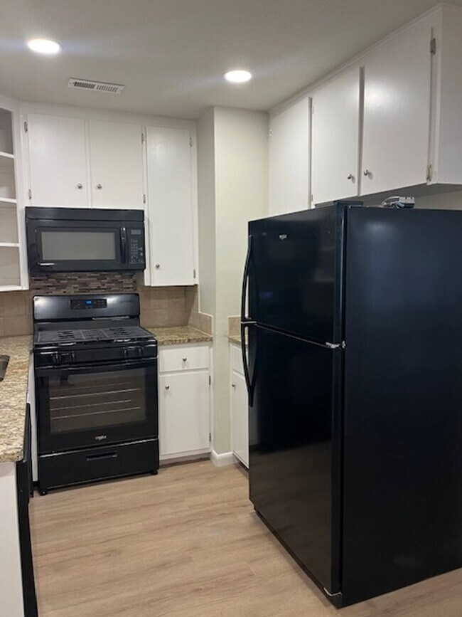 Foto del edificio - 2 Bedroom Duplex Rogers!