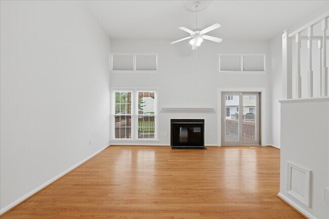 Foto del edificio - Welcome home to this beautifully updated and move-in-ready 3-bedroom, 3.5-bath townhouse