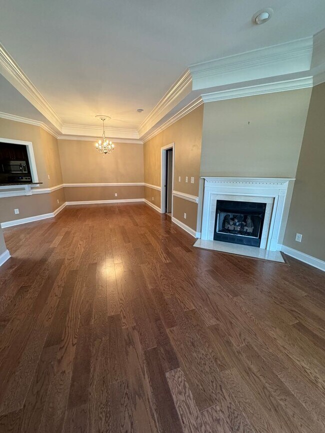 Foto del edificio - Expansive 2nd-floor Condo with elevator ac...