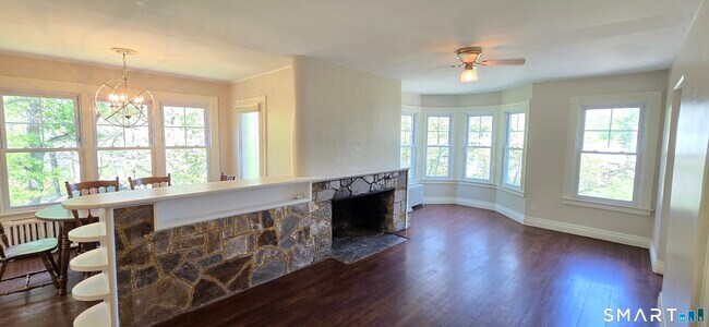 Foto del edificio - 40 Maple Grove Ave