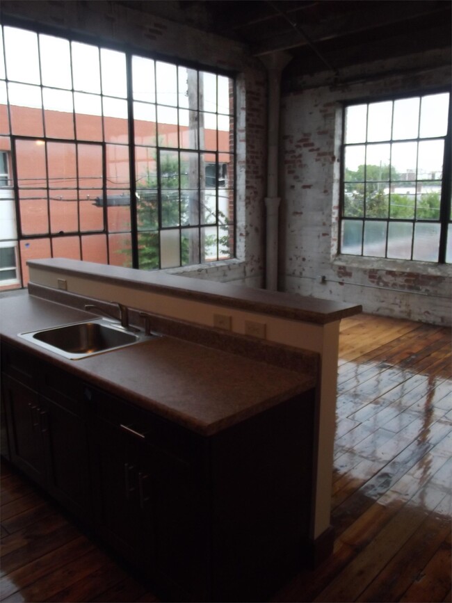 Building Photo - 125 Inman St E