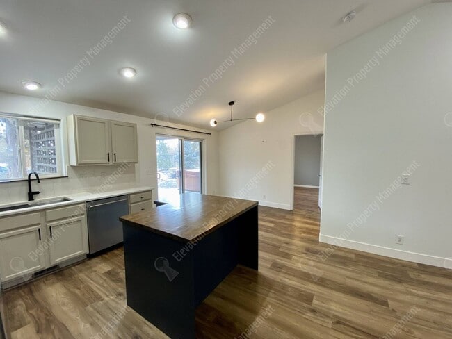 Foto del edificio - Updated 3BR - 2BA Gardener's Dream, w/ RV parking