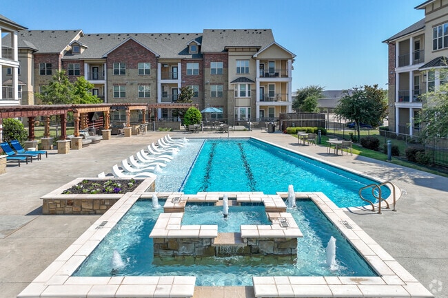 Swimming Pool - Auberge of Burleson