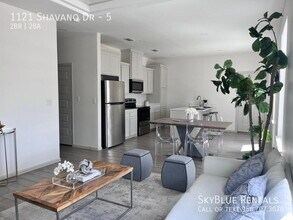 Building Photo - 1121 Shavano Dr